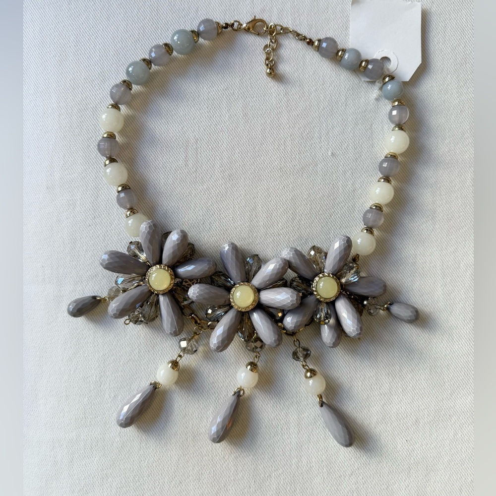 Vintage: Elegant Gray Floral Necklace